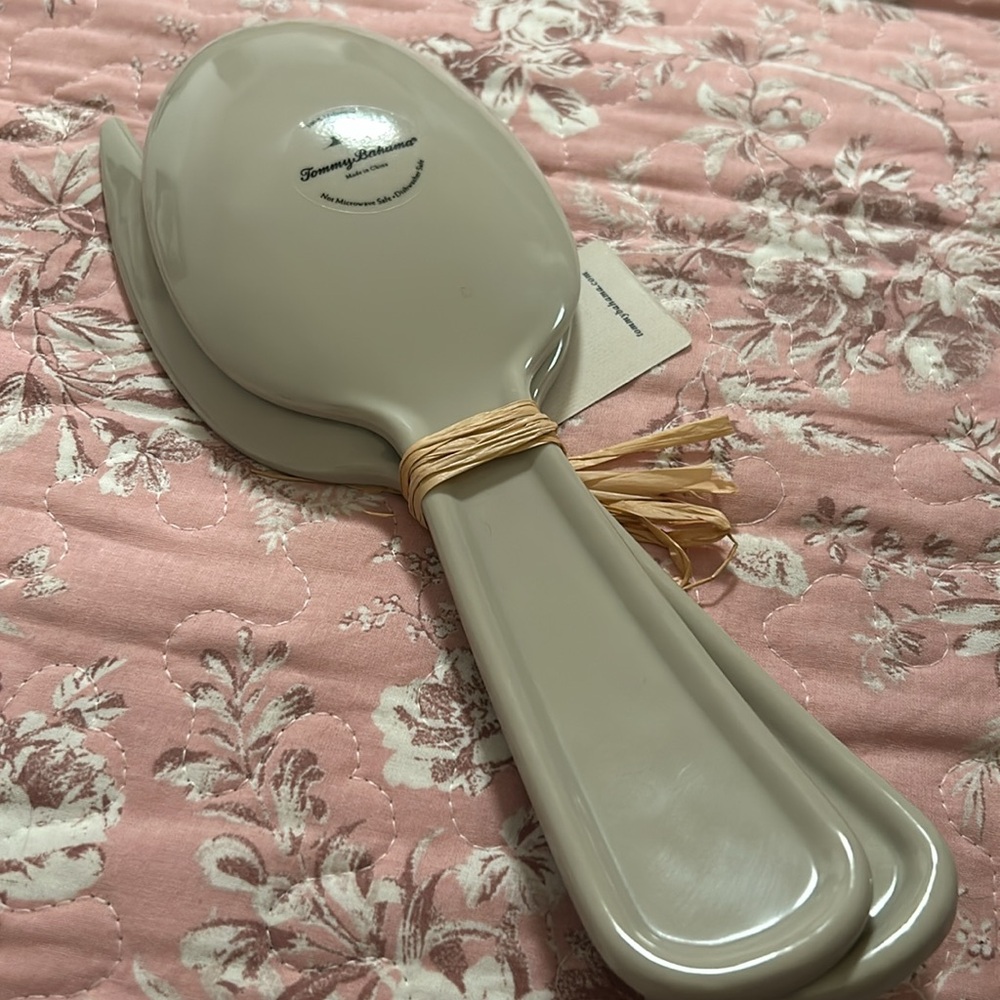 Tommy Bahama Cream Crackle Ceramic Salad Servers - Set of 2 - Picture 2 of 4